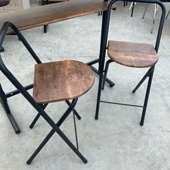 【kj066】中古美品 コーヒーテーブル チェア セット チェアー カフェテーブル ラウンジテーブル ミーティングテーブル バーテーブル カウンター　小さめダイニング 折りたたみ椅子2脚　検)一人暮らし　ファミリー　冷蔵庫　洗濯機　オフィス　事務　テーブル　ラック　収納　家具　ソファ　キッチンの画像
