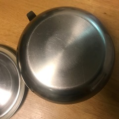中古　軽くで丈夫です　キムチ保存容器　直径17×高さ10の画像