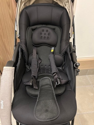 乗り換えでスペースを空けたいので破格で出しています【2024年 最新モデル】【美品】【3年保証期間付き】アプリカ　 ラクーナ クッション フリープラス　アカチャンホンポ限定品　レインカバー、フットマフ付き