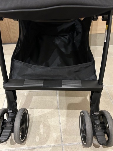 乗り換えでスペースを空けたいので破格で出しています【2024年 最新モデル】【美品】【3年保証期間付き】アプリカ　 ラクーナ クッション フリープラス　アカチャンホンポ限定品　レインカバー、フットマフ付き