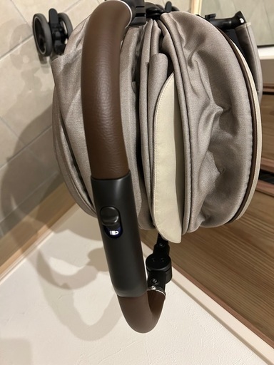 乗り換えでスペースを空けたいので破格で出しています【2024年 最新モデル】【美品】【3年保証期間付き】アプリカ　 ラクーナ クッション フリープラス　アカチャンホンポ限定品　レインカバー、フットマフ付き