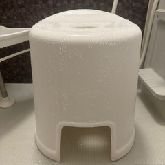 ニトリ　お風呂ステンレスつっぱりコーナーラック4段　➕　高さ40センチイスの画像