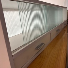 カウンター上収納　食器棚の画像