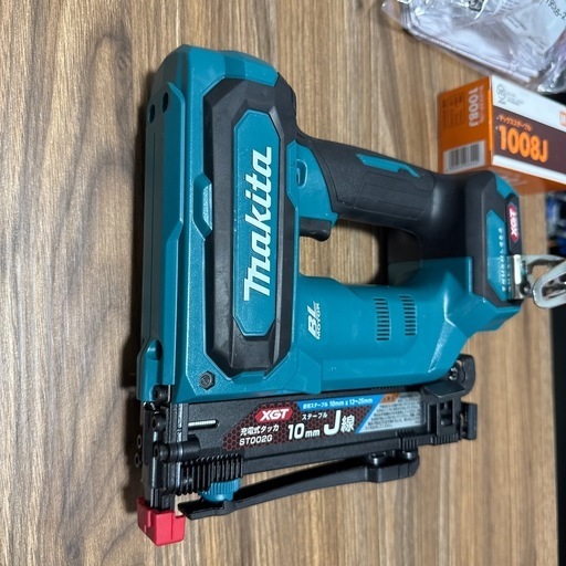 マキタ40v充電タッカST002G