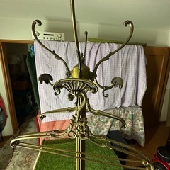 プライスダウン！！重厚感のあるインテリアが大人の雰囲気を演出する！鉄製ハンガー立て！鉄製ハンガー５本付き！！の画像