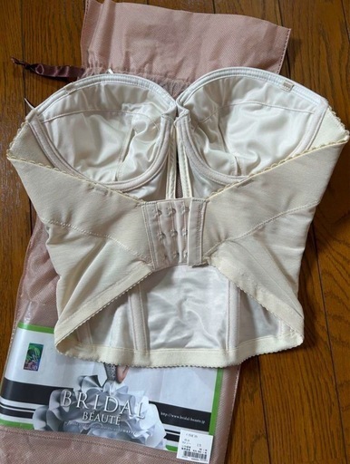 <極美品> ブライダルインナー　バックレスビスチェ　D70 極美品> ブライダルインナー バックレスビスチェ D70 BRIDAL BEAUTY