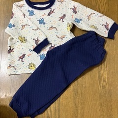 ユニクロ　キルトパジャマ　男の子　恐竜柄　100