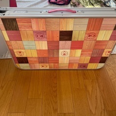 折りたたみ式テーブルの画像