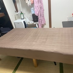 脚付きマットレスの画像