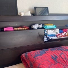 コンセント付きクイーンベッド照明付きの画像