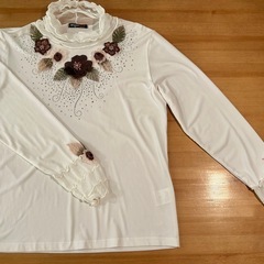 style Ravieのレーストップスと A+TOKYOのお花モチーフトップスの画像