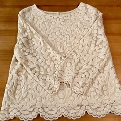 style Ravieのレーストップスと A+TOKYOのお花モチーフトップスの画像