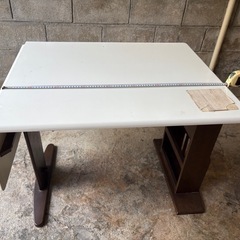 ダイニングテーブルの画像