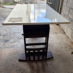 ダイニングテーブルの画像