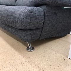 【A523】２人掛けソファ  グレー 幅138cm×奥行85cm×高さ（底部）38cm の画像