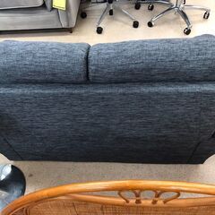 【A523】２人掛けソファ  グレー 幅138cm×奥行85cm×高さ（底部）38cm の画像