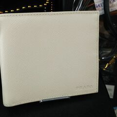 PRADA　二つ折りコンパクト財布　2M0738　ホワイト　サフィアーノ　レザー IKZ-491