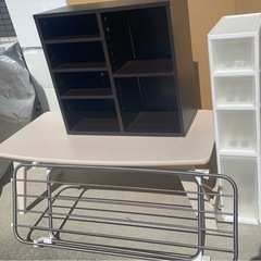 テーブル他家具4点無料で差し上げます！本棚、物干し、物入れ、の画像
