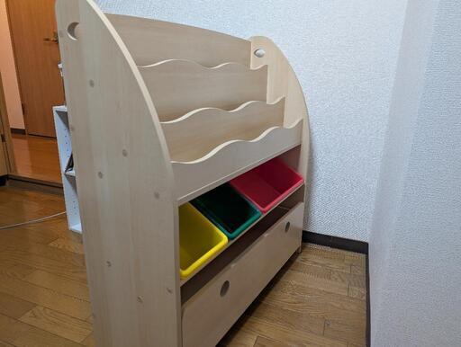 絵本棚、おもちゃ箱