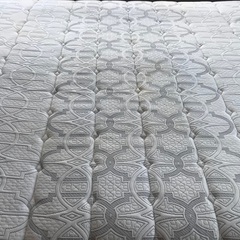 クイーンサイズのベッドの画像