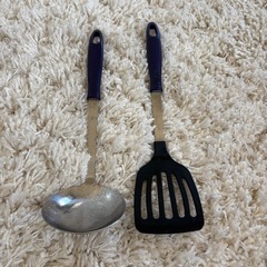 フライパンとフライ返しとお玉の画像