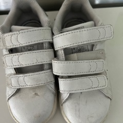 adidasスニーカー15センチ
の画像
