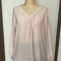 淡いピンクブラウス
