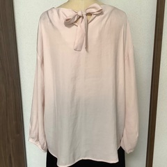 淡いピンクブラウスの画像