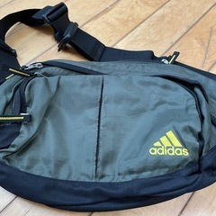 adidasのウエストバッグです。