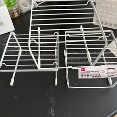 お皿積み重ねできるワイヤー棚