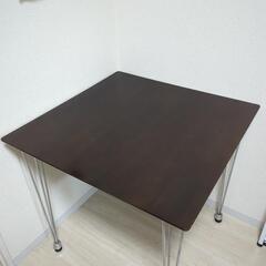 ダイニングテーブルとイス２脚セット