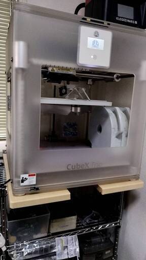 3Dプリンター　CubeX Trio 　3ノズル　本体515mm (w) x 515mm (l) x 598mm (h) 　テーブル3