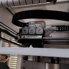 3Dプリンター　CubeX Trio 　3ノズル　本体515mm (w) x 515mm (l) x 598mm (h) 　テーブル305ｍｍ X 285mmの画像