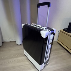 値下げ❗️PANTONE スーツケース の画像