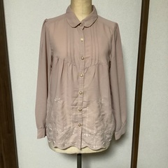 淡いピンク刺繍入りブラウス