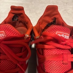 adidas スニーカーの画像