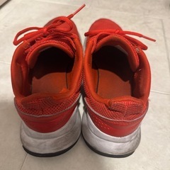 adidas スニーカーの画像