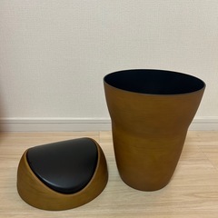 木目調のゴミ箱の画像
