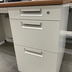 【中古オフィス家具在庫多数】残り1点　美品 Plus プラス 片袖机 幅120cm オフィスデスク ワークデスク 収納付き スチール　検)事務机　オフィスチェア　ロッカー　ミーティングテーブル　応接ソファ 店舗 事務所 什器　美品多数　格安の画像