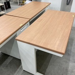 【中古オフィス家具在庫多数】残り1点　美品 Plus プラス 片袖机 幅120cm オフィスデスク ワークデスク 収納付き スチール　検)事務机　オフィスチェア　ロッカー　ミーティングテーブル　応接ソファ 店舗 事務所 什器　美品多数　格安の画像