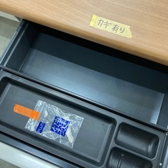 【中古オフィス家具在庫多数】残り1点　美品 Plus プラス 片袖机 幅120cm オフィスデスク ワークデスク 収納付き スチール　検)事務机　オフィスチェア　ロッカー　ミーティングテーブル　応接ソファ 店舗 事務所 什器　美品多数　格安の画像
