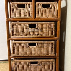 籐の4段キャビネットの画像