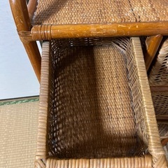 籐の4段キャビネットの画像