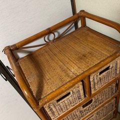 籐の4段キャビネットの画像