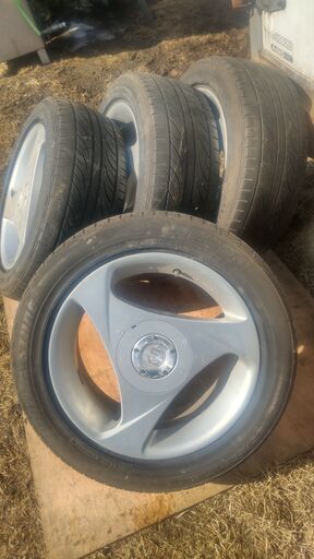 ﾒｰｶｰ不明　15ｲﾝﾁ　6.5ｊ ｵﾌｾｯﾄ 35　4穴　PCD  100 ・114.3マルチ　195/55ﾀｲﾔ付き