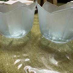 美しいフラワーシェイプ・ガラス小鉢2つ