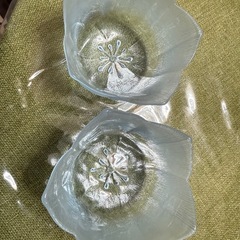 美しいフラワーシェイプ・ガラス小鉢2つの画像