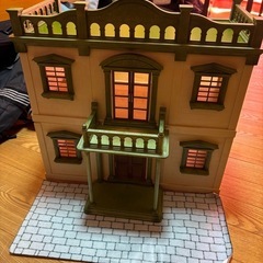 シルバニアファミリー　アーバンハウスと家具等セット
の画像