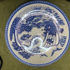 # 【伝統的な染付大皿】青白の美しい風景画が描かれた和洋食器【中古品】の画像
