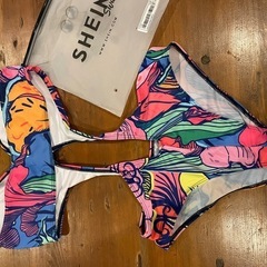 SHEIN カラフルフローラルワンピース水着の画像